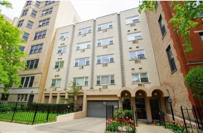 property at 619 W Stratford Pl