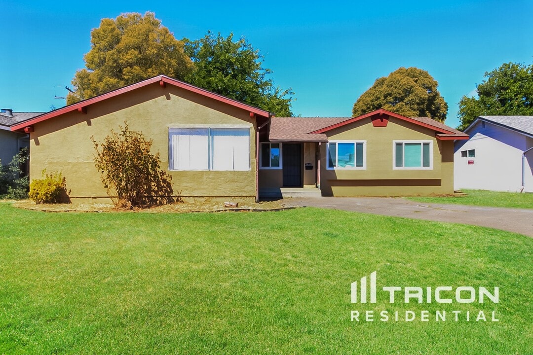 7646 22nd St in Sacramento, CA - Building Photo