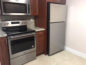 10738 N Kendall Dr, Unit K17 in Miami, FL - Building Photo - Building Photo