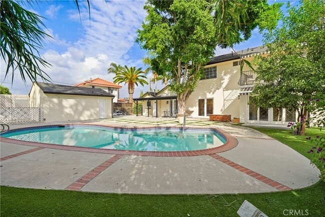 7425 Vanalden Ave in Los Angeles, CA - Foto de edificio - Building Photo