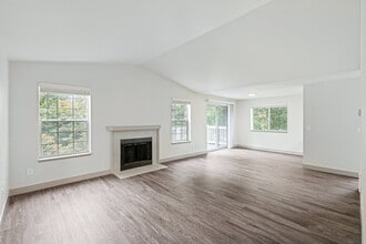 Charter Club Apartments in Everett, WA - Building Photo - Building Photo