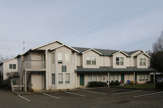 Hilltop Court Apartments in Oregon City, OR - Building Photo - Building Photo