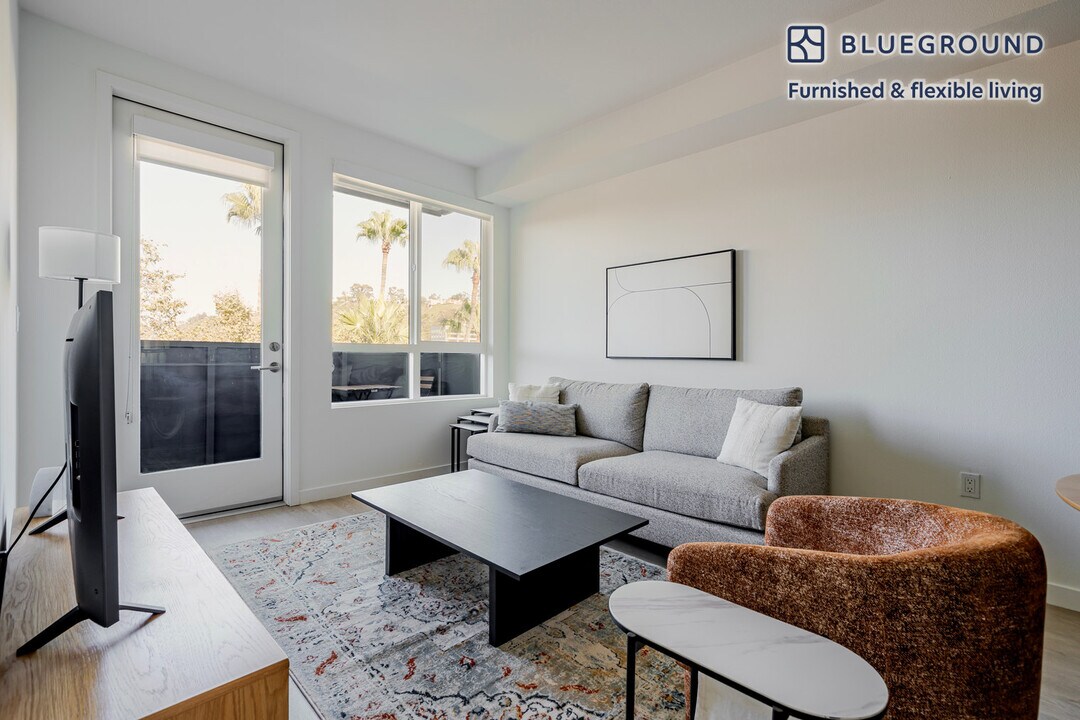 310 Del Sol Dr in San Diego, CA - Building Photo