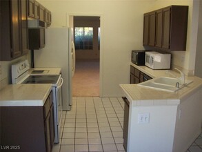 121 Hanover Dr in Henderson, NV - Building Photo - Building Photo