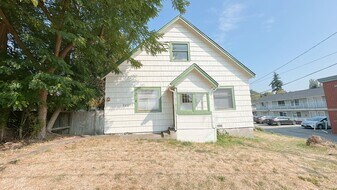 2207 Douglas Ave in Bellingham, WA - Building Photo
