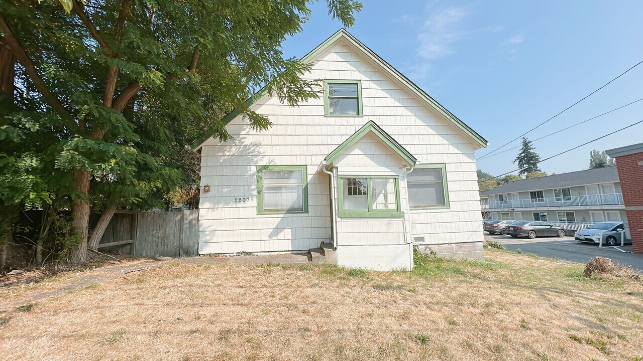 2207 Douglas Ave in Bellingham, WA - Building Photo