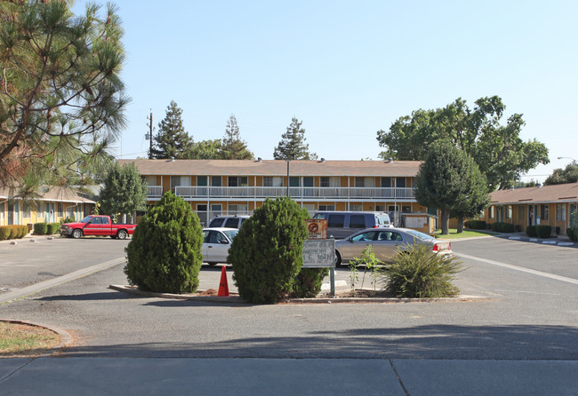 Gateway Pines Apartments in Merced, CA - Building Photo - Building Photo