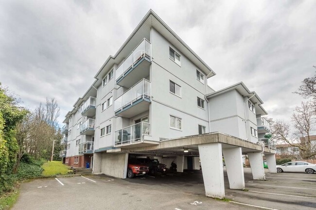 3234 Quadra St in Victoria, BC - Building Photo - Building Photo