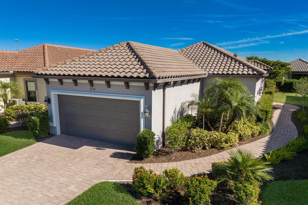 8720 Bellussi Dr in Sarasota, FL - Building Photo