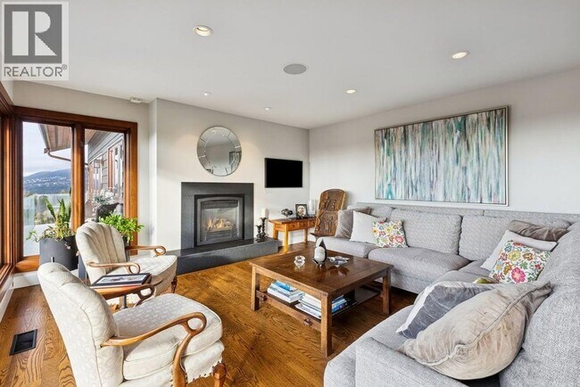 124 Carisbrooke Crescent in North Vancouver, BC - Building Photo - Building Photo