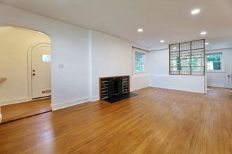 1272 E Laurelton Pkwy in Teaneck, NJ - Building Photo - Building Photo