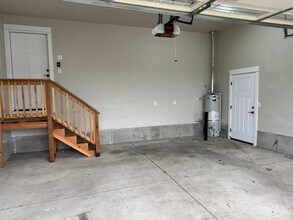 2066 Marsh Ln in Medford, OR - Building Photo - Building Photo