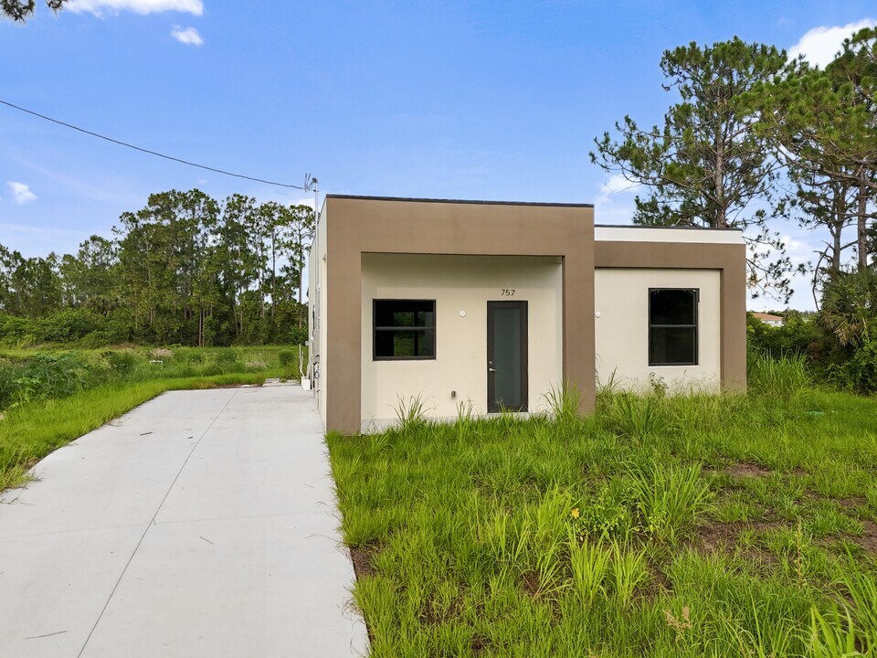 757 Joponica Ave S in Lehigh Acres, FL - Building Photo