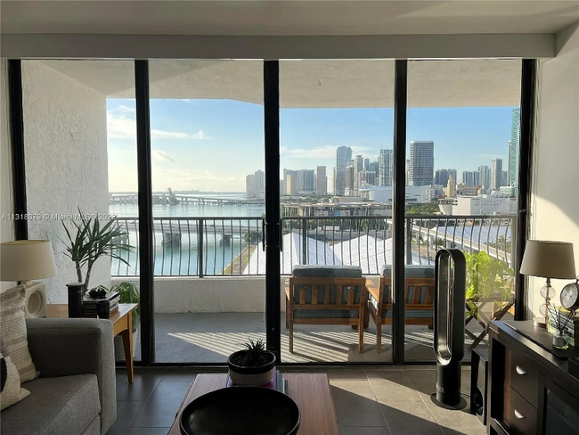 555 NE 15th St in Miami, FL - Building Photo - Building Photo