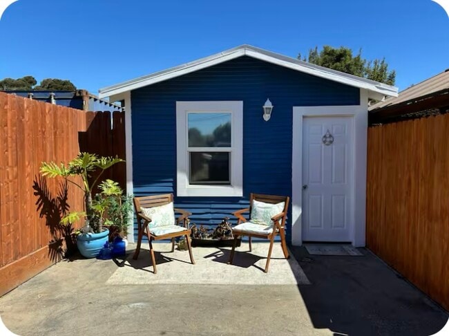 107 E Barnett St, Unit Coastal Cottage in Ventura, CA - Building Photo - Building Photo