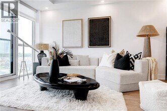 803 Dundas St E in Waterdown, ON - Building Photo - Building Photo