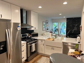 1056 Lakewood Cir in Carol Stream, IL - Building Photo - Building Photo