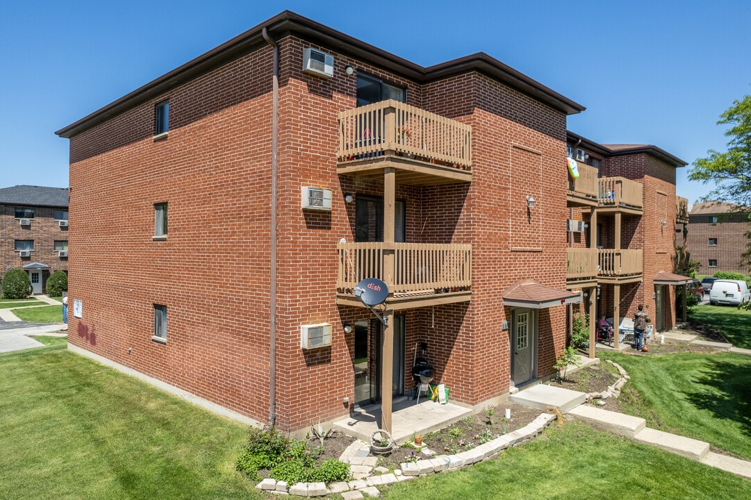 1100-1102 Evergreen Ave in Glendale Heights, IL - Building Photo