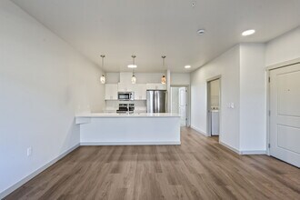 Lark View Village in Eugene, OR - Foto de edificio - Building Photo