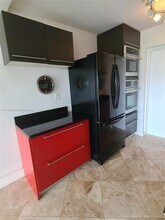 16850 S Glades Dr in North Miami Beach, FL - Foto de edificio - Building Photo