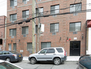 715 E 214th St in Bronx, NY - Building Photo - Building Photo