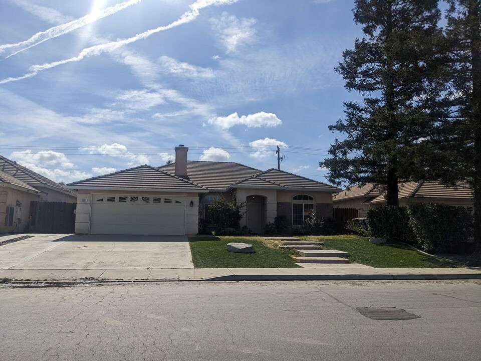 10901 Mirage Dr in Bakersfield, CA - Building Photo