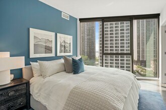 445 E Waterside Dr in Chicago, IL - Foto de edificio - Building Photo