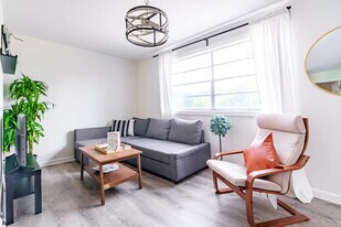 605 Dennison Ave in Columbus, OH - Building Photo