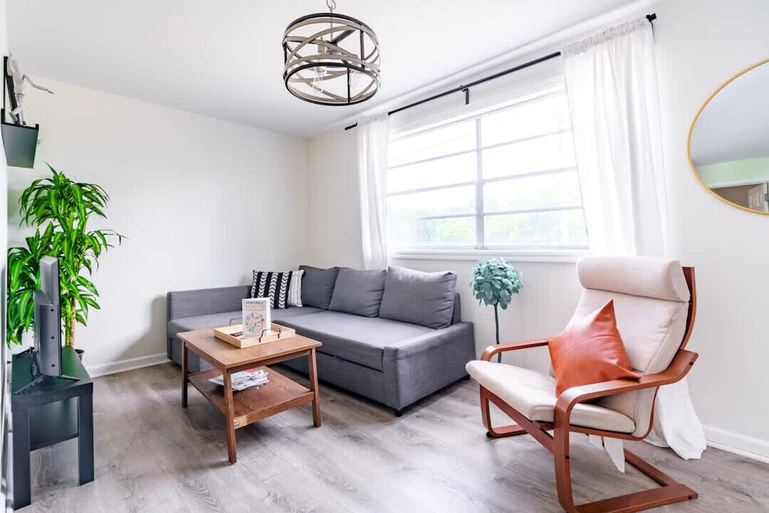 605 Dennison Ave in Columbus, OH - Building Photo