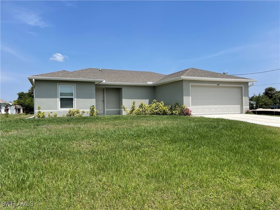 3207 NE 14th Ave in Cape Coral, FL - Building Photo