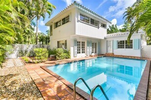 2200 Overbrook St in Miami, FL - Building Photo