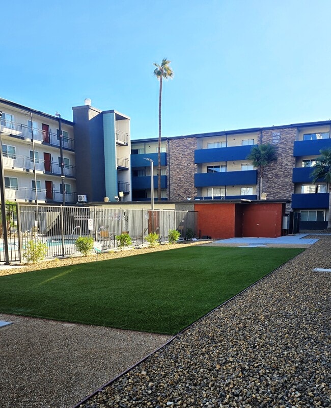 Courtyard 525 Apartments in Las Vegas, NV - Foto de edificio - Building Photo