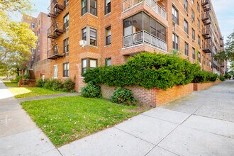Oakwood North in Forest Hills, NY - Foto de edificio - Building Photo