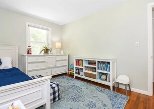 546 Poplar St in Boston, MA - Building Photo - Building Photo