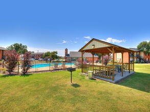 Whitehorse Apartments in Yukon, OK - Foto de edificio - Building Photo