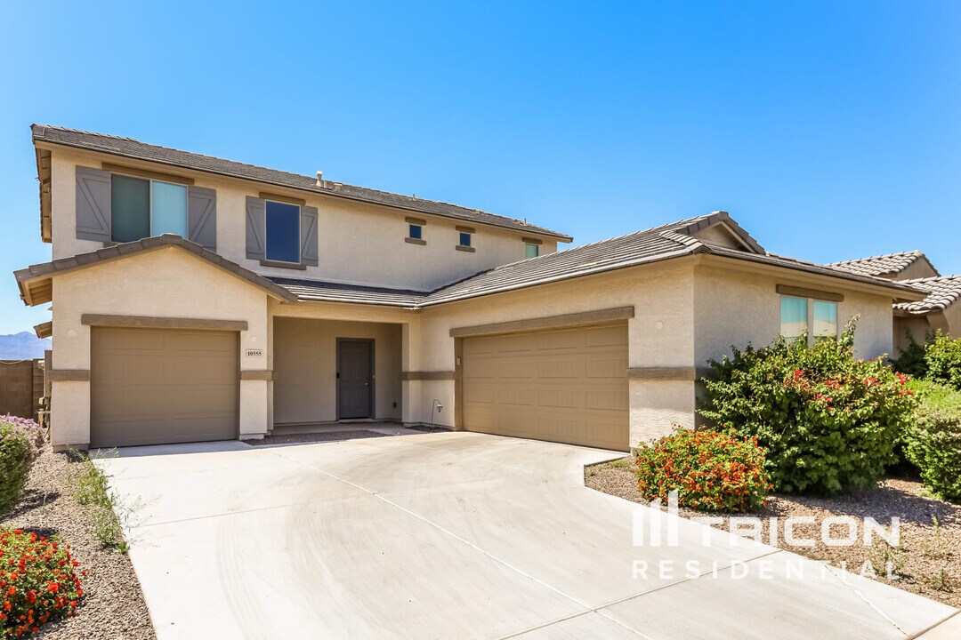 10555 W Crown King Rd in Tolleson, AZ - Building Photo