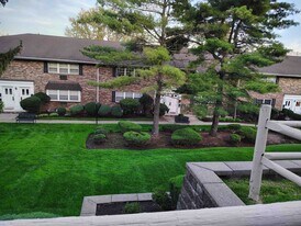 54 E Maple St in Teaneck, NJ - Building Photo