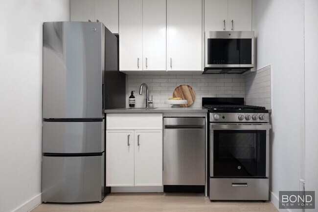 115 E 34th St in New York, NY - Building Photo - Building Photo
