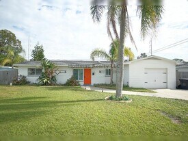 7325 10th St N in St. Petersburg, FL - Building Photo