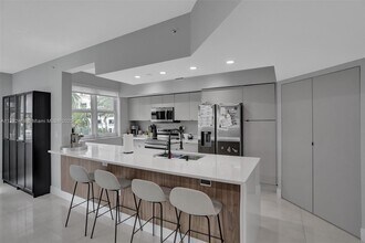 20000 E Country Club Dr in Aventura, FL - Building Photo - Building Photo