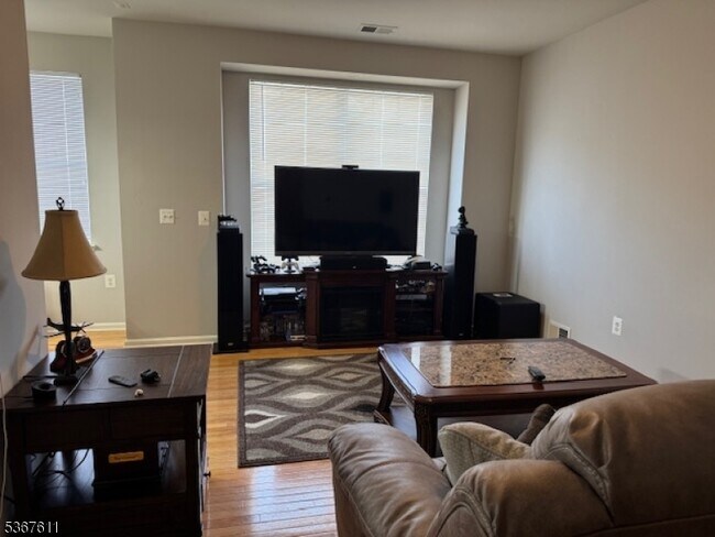 157 Conover Terrace in Lebanon, NJ - Foto de edificio - Building Photo