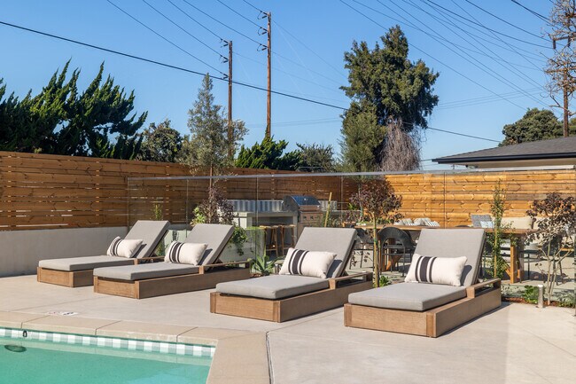 Pacific Apartment Homes @ 1620 E Maple in El Segundo, CA - Foto de edificio - Building Photo