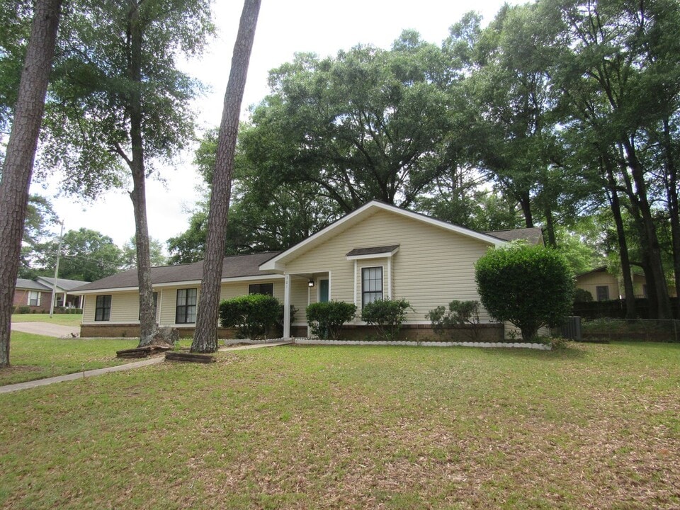 301 Ridgeway Dr in Enterprise, AL - Foto de edificio