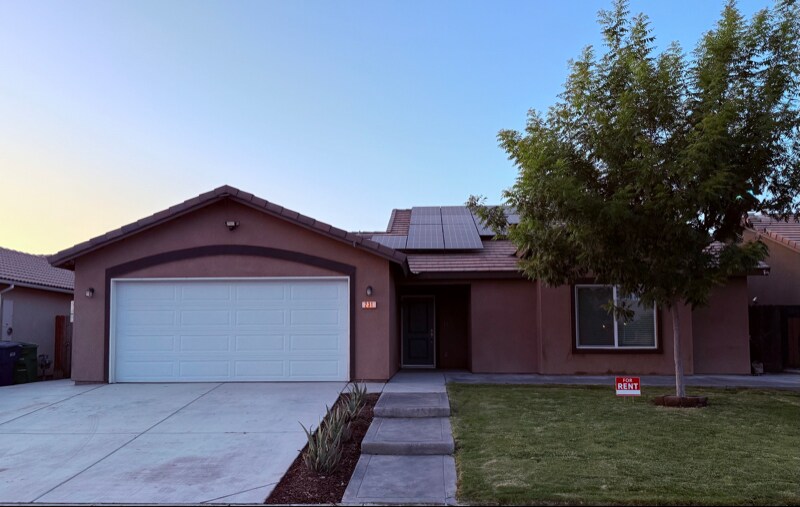 231 Hill Ave in Delano, CA - Building Photo