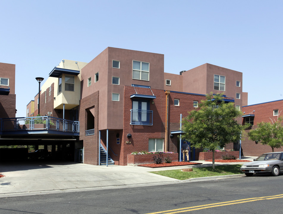 Plaza Townhomes in Aurora, CO - Building Photo