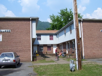 Indian Village Rd in Montgomery, WV - Foto de edificio