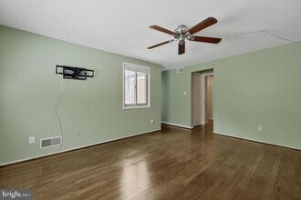 19621 Sparr Spring Rd in Gaithersburg, MD - Building Photo - Building Photo