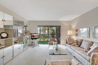 6585 Kensington Ln in Delray Beach, FL - Building Photo - Building Photo