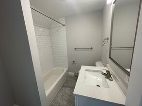 328 Bank in Harwich, MA - Foto de edificio - Interior Photo