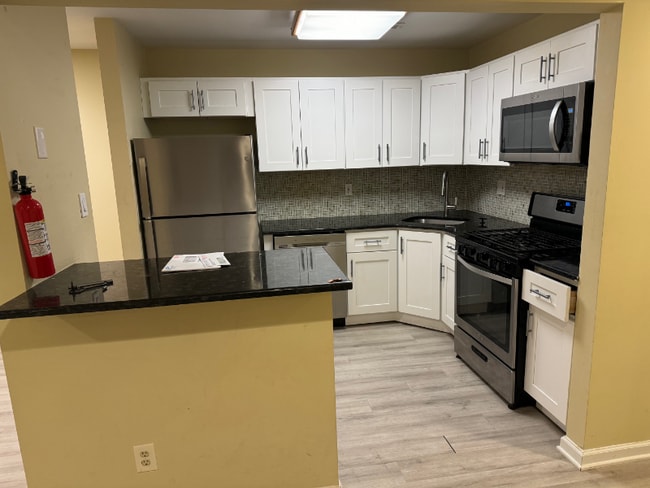 2702A Sussex Ct in Mount Laurel, NJ - Foto de edificio - Building Photo